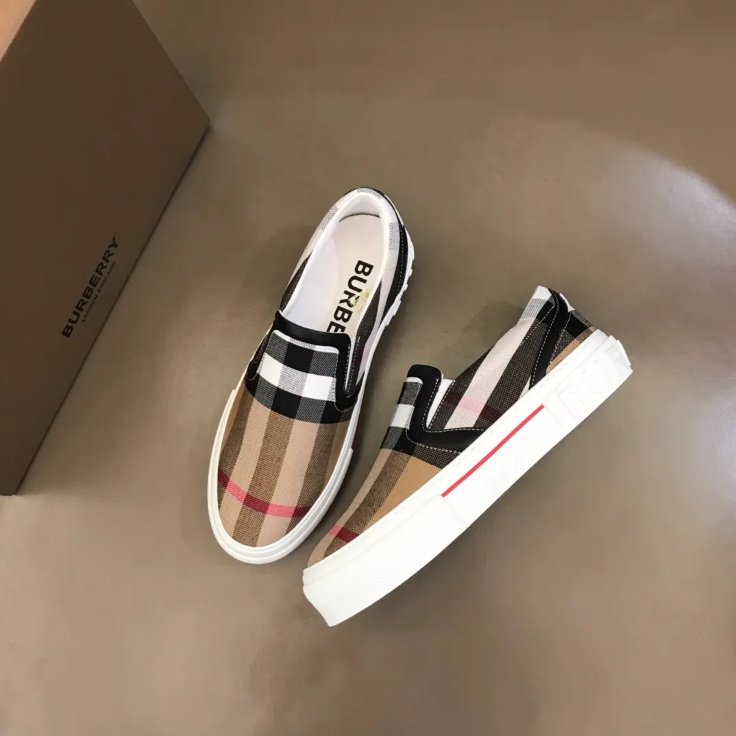 ¥380▫️B’s men’s classic low-top sneakers are reinterpreted in Vintage plaid cotton material and decorated with a new brand logo. First-layer cowhide lining, embossed Burberry logo on the heel, and original TPU outsole! 38-45